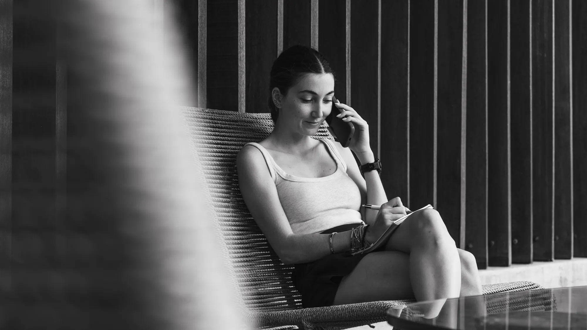 France Lini au téléphone, carnet à la main, pilotant une campagne publicitaire