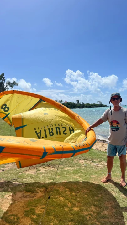 🚨Warning: it’s kitesurfing season in Mauritius 🤙🏽💨🇲🇺 Winter has started and the wind as…